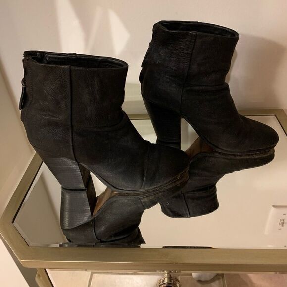 Rag & Bone New York Black Leather Bootie Size 7! In good condition - Picture 2 of 4